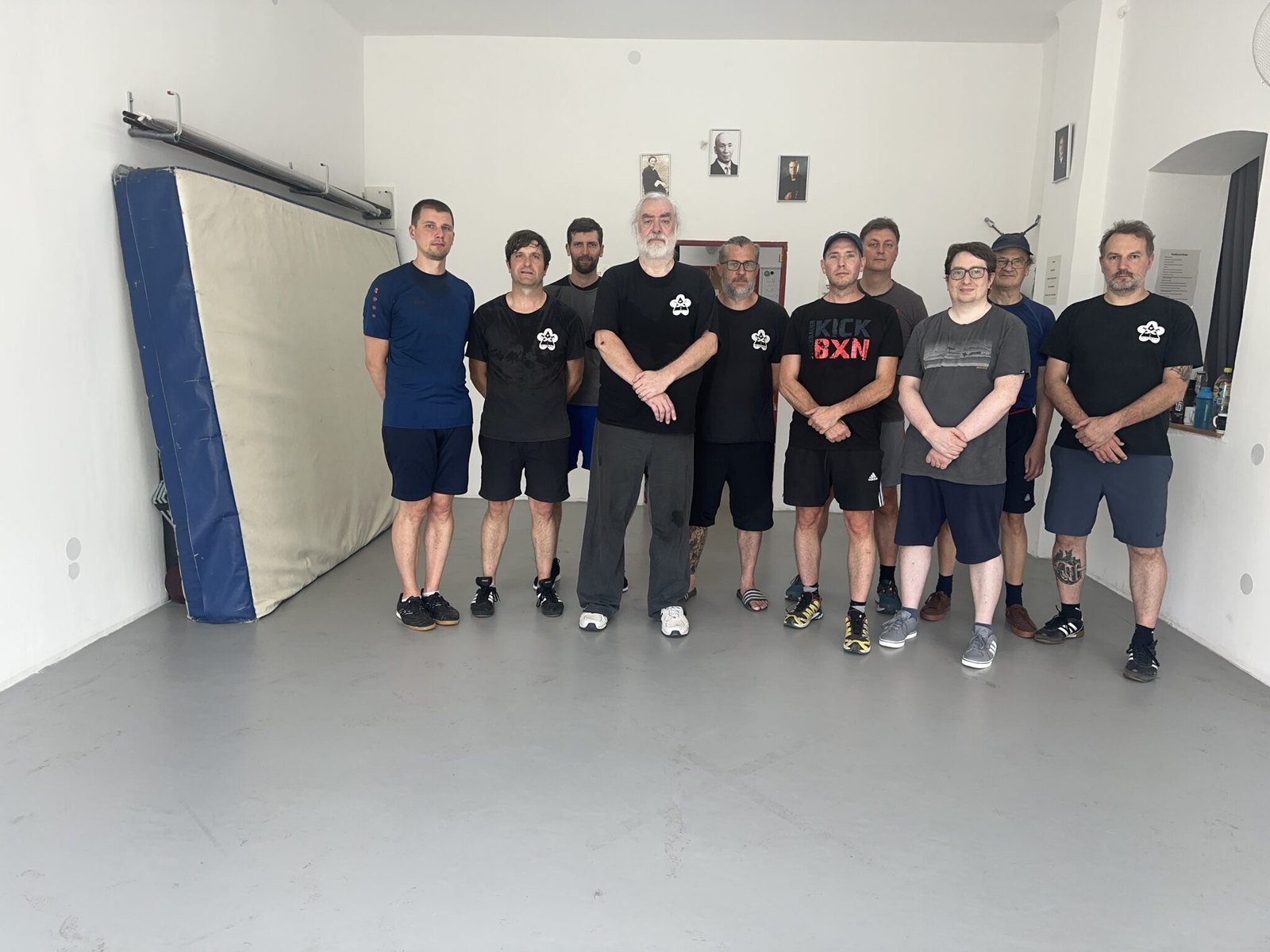 Bill Dowding y participantes de la visita de agosto de 2025, reunidos en la sala de entrenamiento de Kampfwerk.