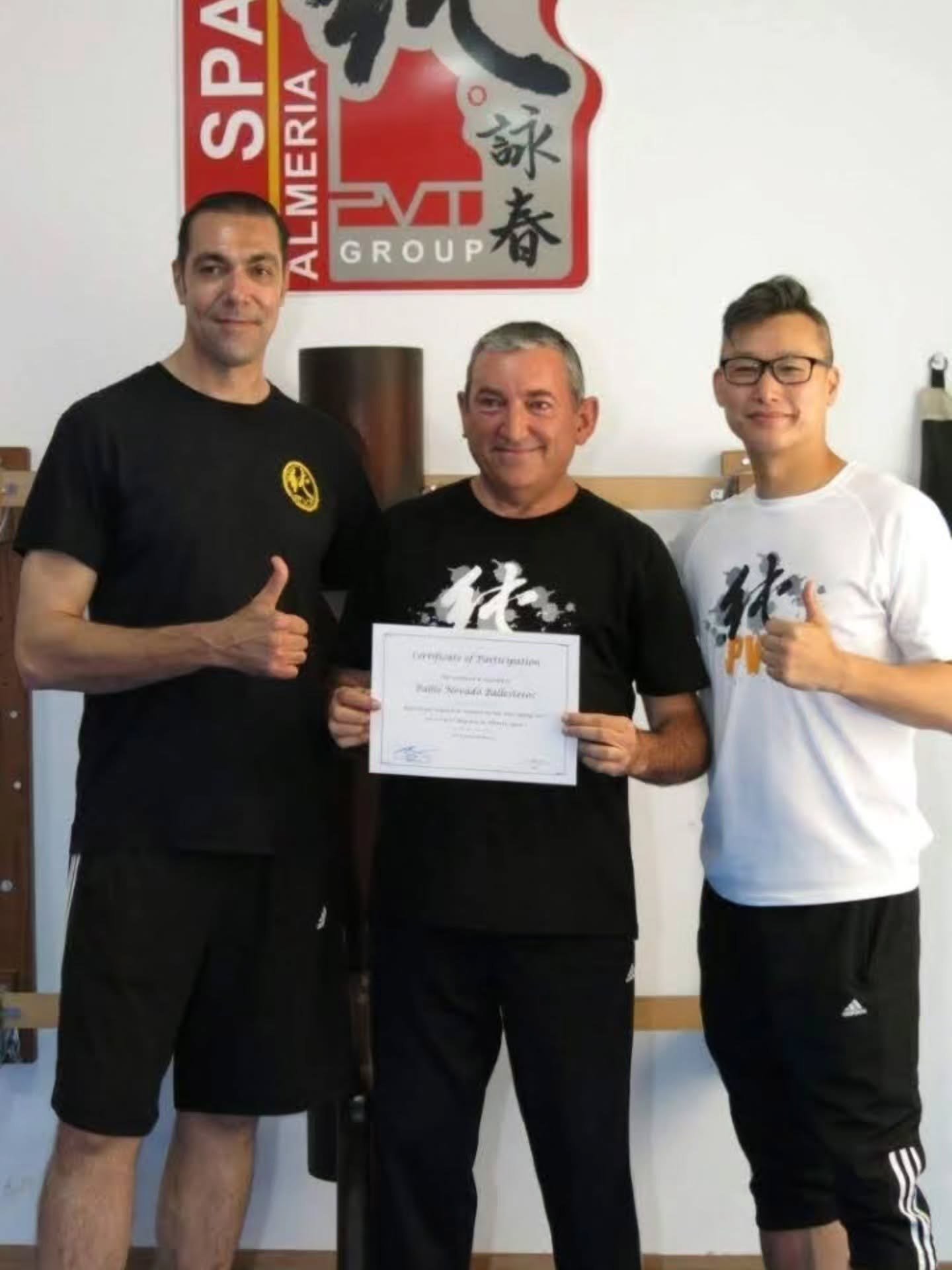 Fotografía publicada por PVT Spain con tres practicantes delante de un emblema PVT.