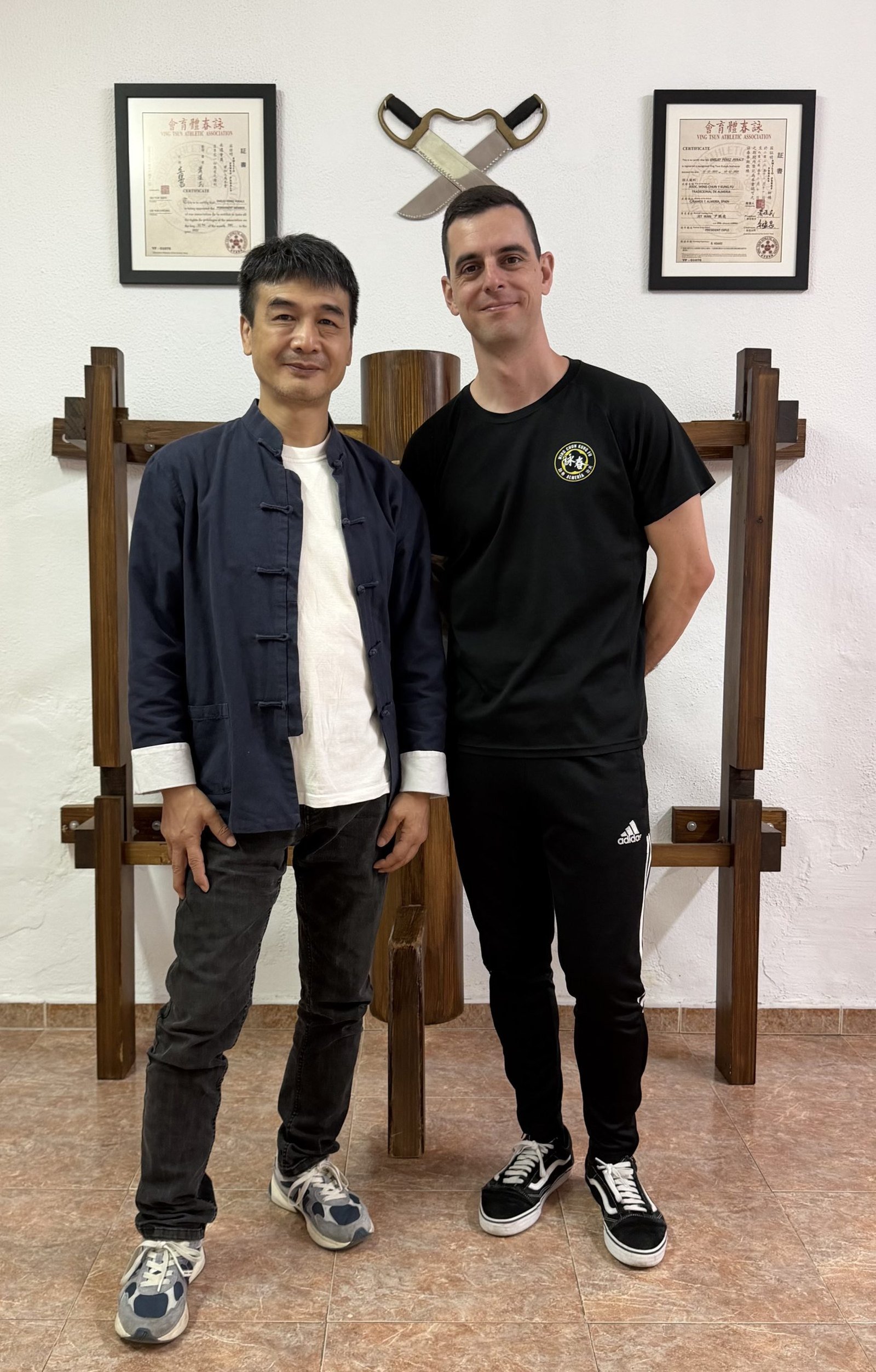 Li Hang Cheong y un miembro de la escuela anfitriona durante su visita a Almería.