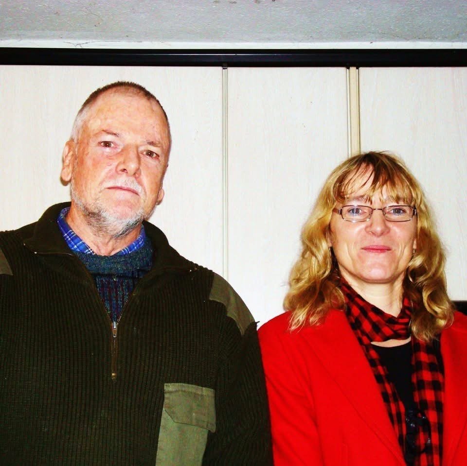 Fotografía de archivo de Barry Lee junto a Sabine Schmutz.