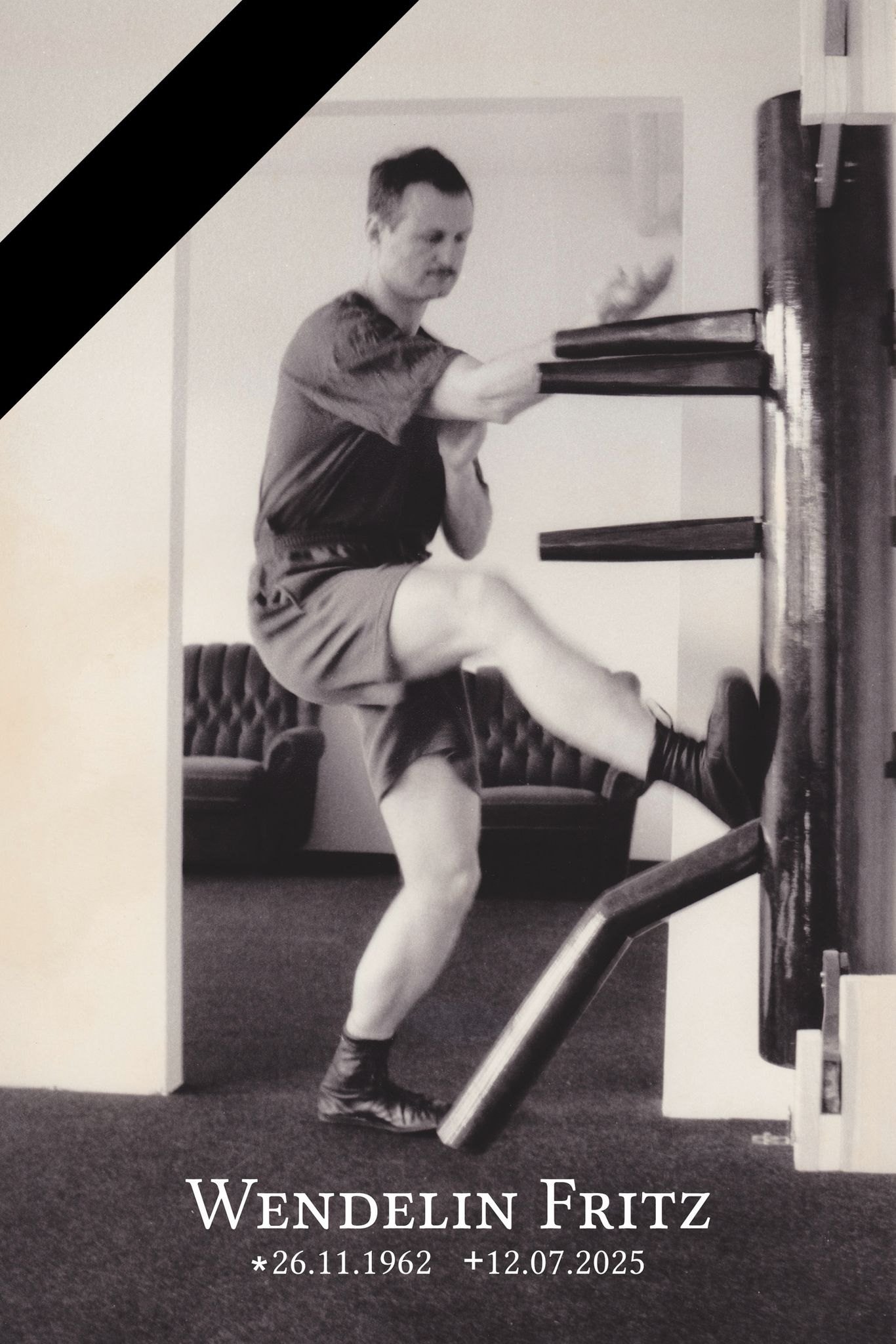 Fotografía histórica de Wendelin Fritz entrenando con el muñeco de madera, incorporada al homenaje con su nombre y fechas.