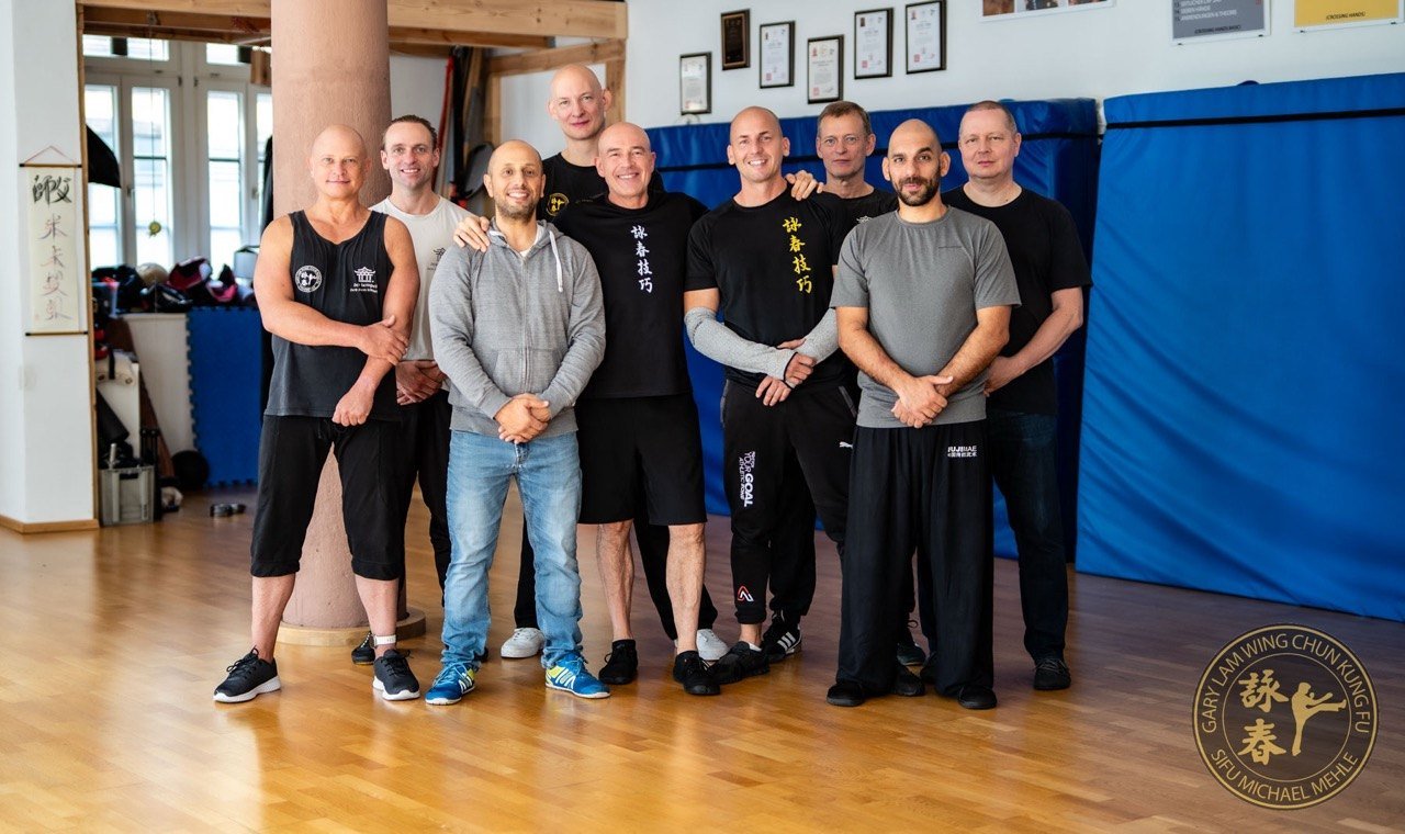 Participantes del retiro de otoño de Der Tempel posan dentro de la sala de entrenamiento.