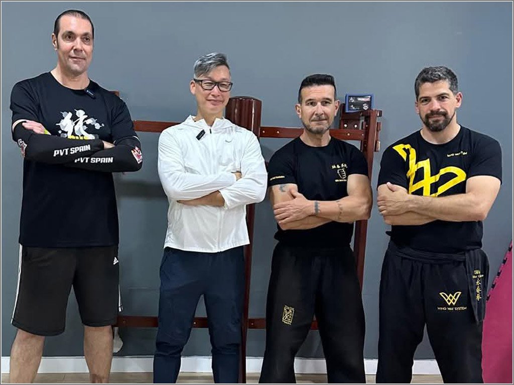 Cuatro participantes del encuentro de Móstoles, con Jerry Yeung y Juan Manuel Sanz, ante material de entrenamiento.