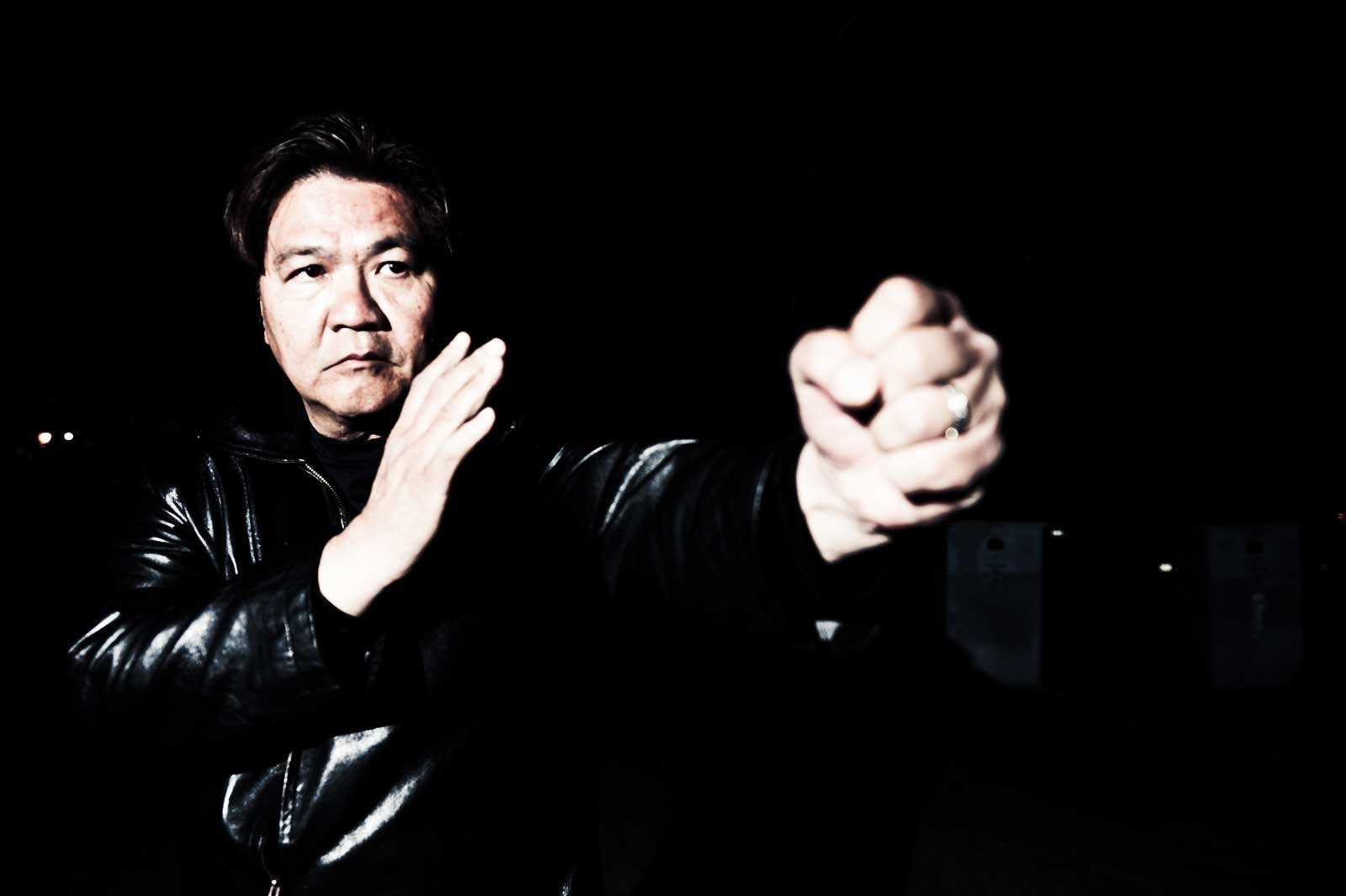 Retrato de archivo de Gary Lam en posición de Ving Tsun, con un brazo extendido.
