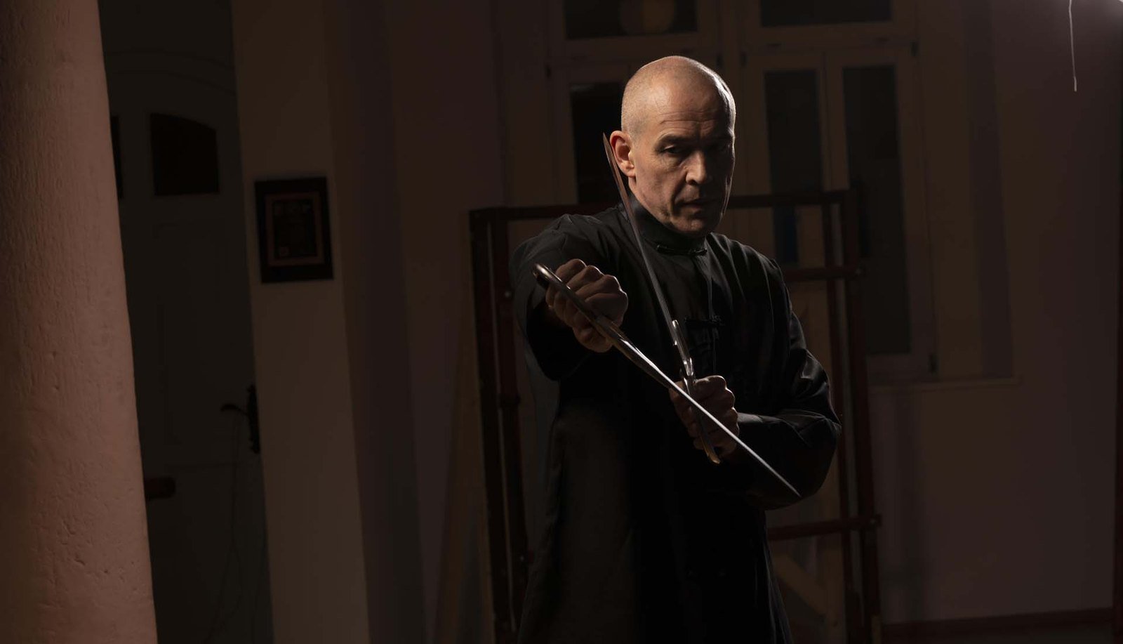 Retrato de archivo de Michael Mehle practicando con cuchillos de Wing Chun.